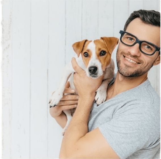 Professionista che tiene in braccio un cane
